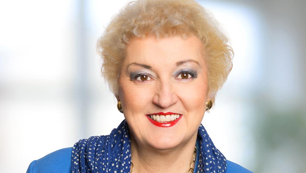 petra l guttenberger portrait final hintergrund web schmal